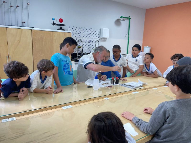 Conheça o projeto 'Pequenos Cientistas' em Ilhabela e descubra como ele proporciona uma aprendizagem inclusiva, interativa e prática.