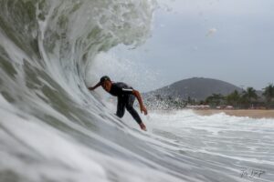 Praia do Massaguaçu: O Paraíso dos Surfistas em Caraguatatuba