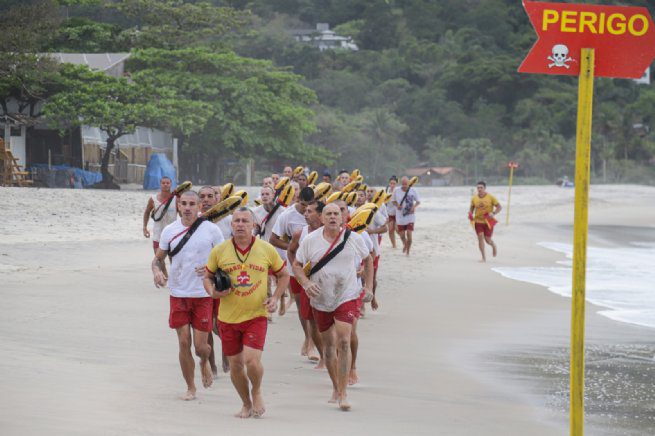 São Sebastião Forma 39 Novos Guarda-Vidas Temporários para a Temporada de Verão