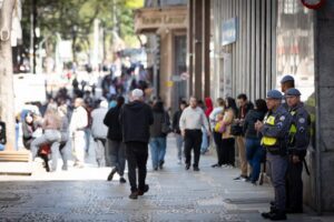 Governo de São Paulo reforça policiamento com contratação de policiais aposentados. Saiba mais sobre a iniciativa e o impacto nas ruas.