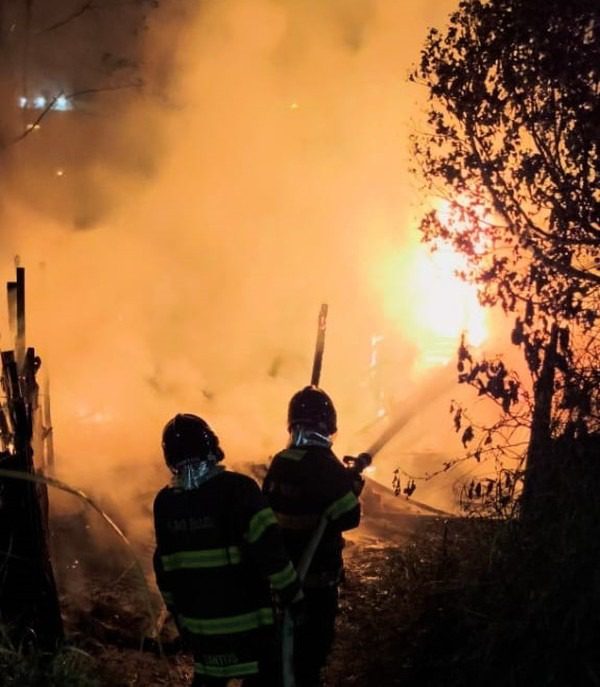 Incêndio em imóvel precário em Ubatuba: fogo em casa às margens da rodovia Rio-Santos foi apagado pelo Corpo de Bombeiros.