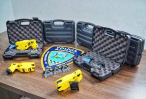 Polícia Municipal de São Sebastião recebe armas de eletrochoque Taser X2 para autodefesa e controle de pessoas fora de controle.