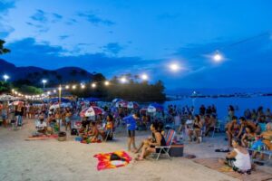 Luau Arrastão em São Sebastião: Música e Cultura na Praia