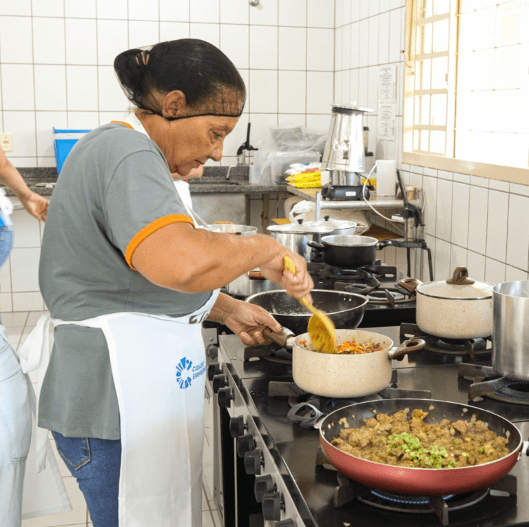 Caraguatatuba Abre 100 Vagas Emergenciais para Merendeira