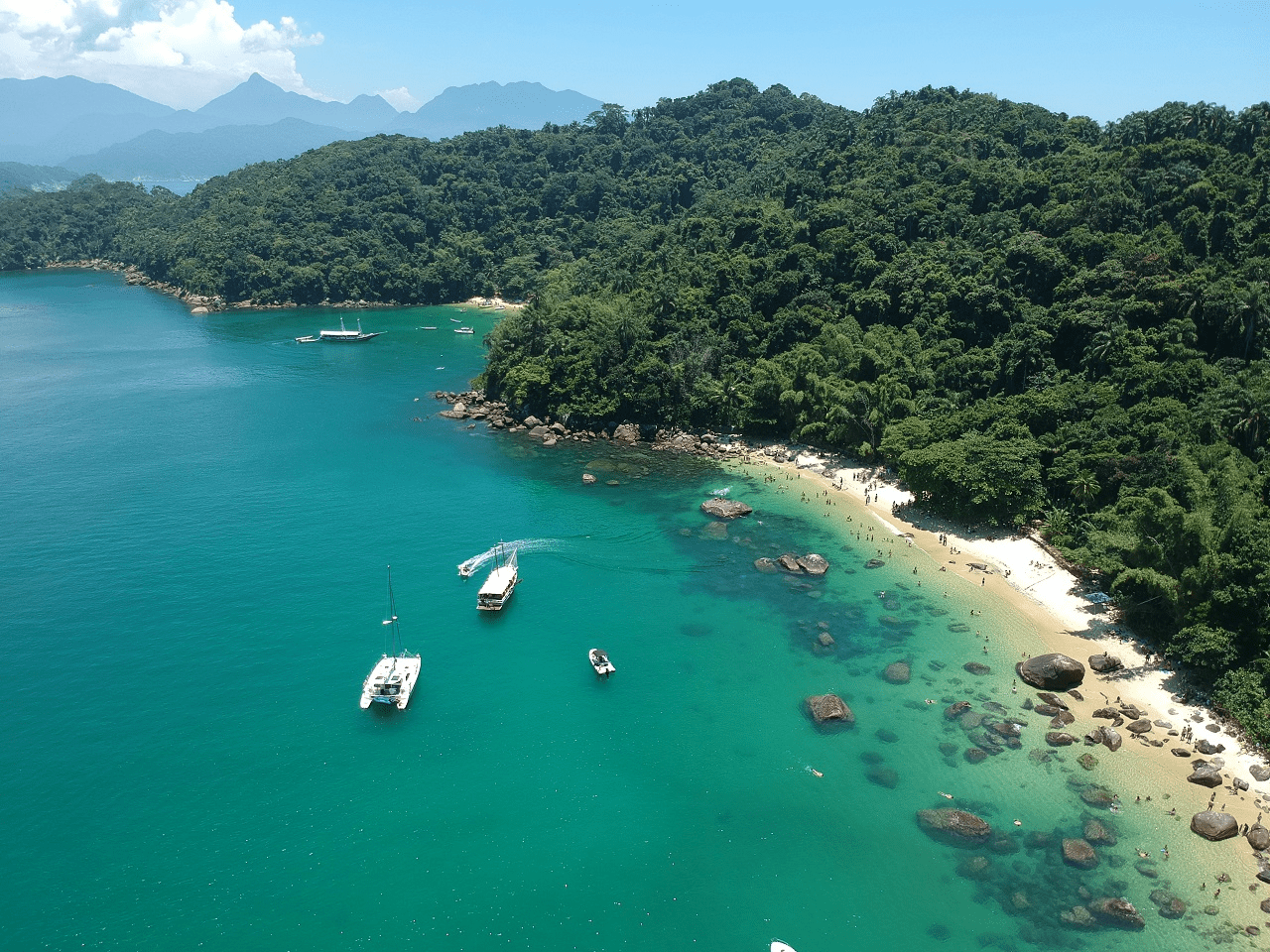 Turismo consciente na Ilha das Couves em Ubatuba: limite diário de visitantes preservando o ecossistema e promovendo um turismo sustentável.