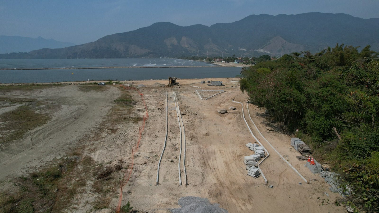 Descubra os problemas encontrados na inauguração do Molhe Norte em Caraguatatuba e as medidas que estão sendo tomadas para corrigi-los.