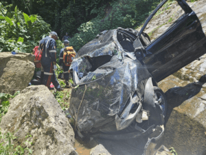 Carro cai em ribanceira na Cachoeira dos Três Tombos em Ilhabela. Corpo de Bombeiros resgata quatro pessoas. Conheça os detalhes do acidente.