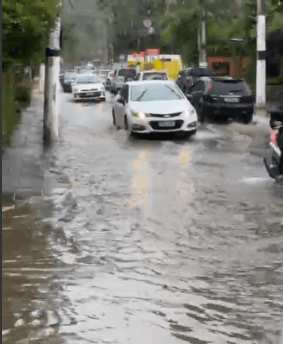 Chuvas causam transtornos em todo o Litoral Norte Paulista; Serra Antiga da Tamoios é fechada