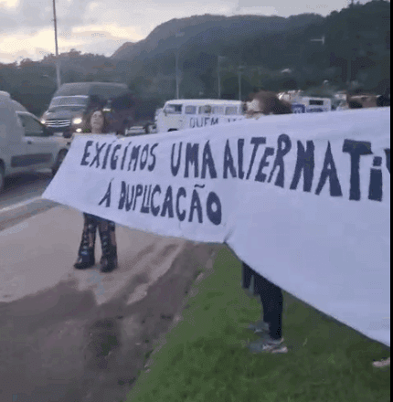 Moradores protestam contra projeto de duplicação da Rio-Santos entre Caraguatatuba e Ubatuba