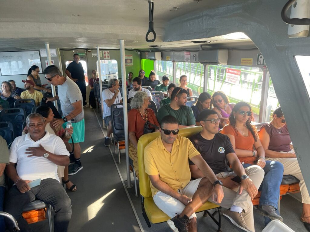 Editorial denuncia uso indevido do Aquabus em Ilhabela para fins políticos. Sistema opera com prejuízo, é subsidiado por passageiro e acumula viagens vazias com dinheiro público.