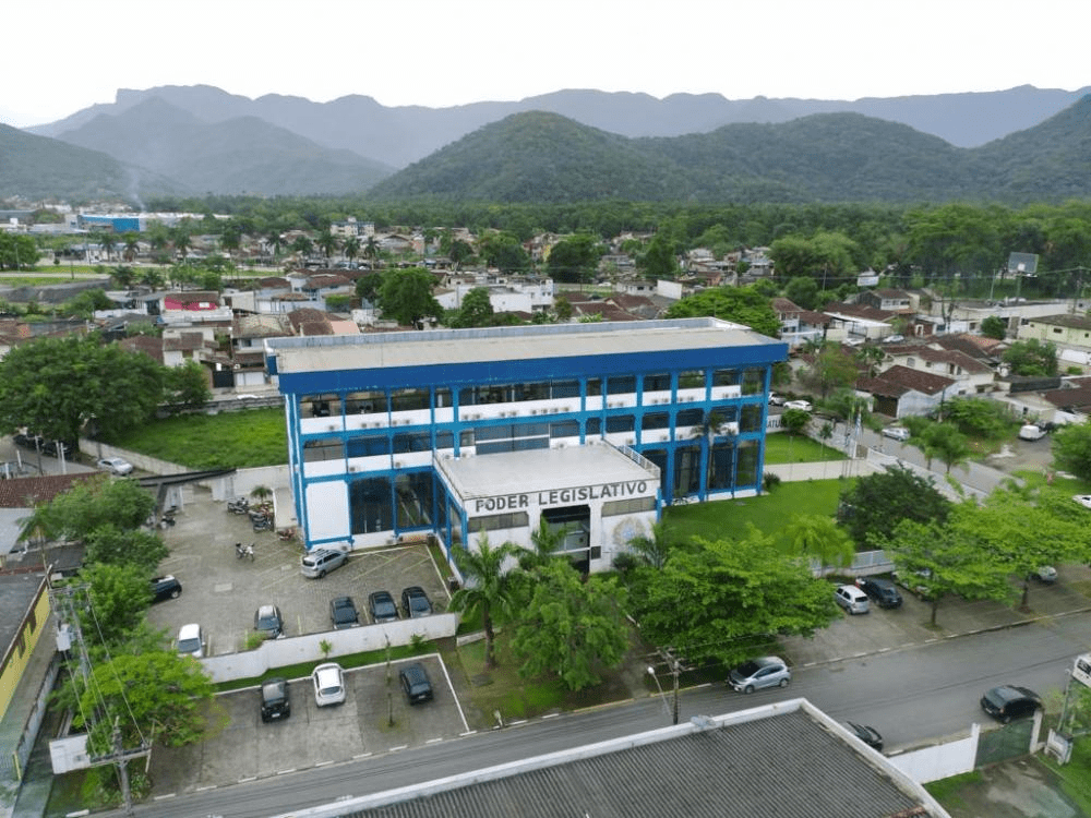 Câmara de Ubatuba enfrenta nova polêmica após parecer que desaconselha recurso contra decisão que manteve a prefeita Flávia Comitte no cargo.