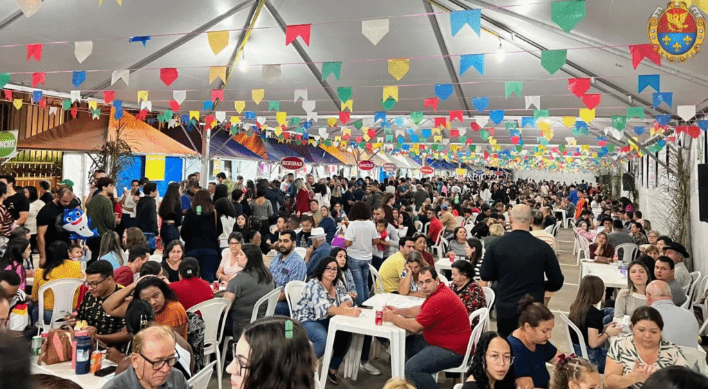 Conheça a Rota das Quermesses de Caraguatatuba, um circuito de fé, cultura e gastronomia que movimenta a cidade até agosto.