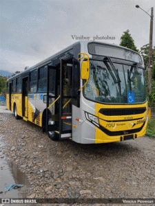Ônibus da Sancetur bate em muro de residência em Caraguatatuba; motorista foi preso