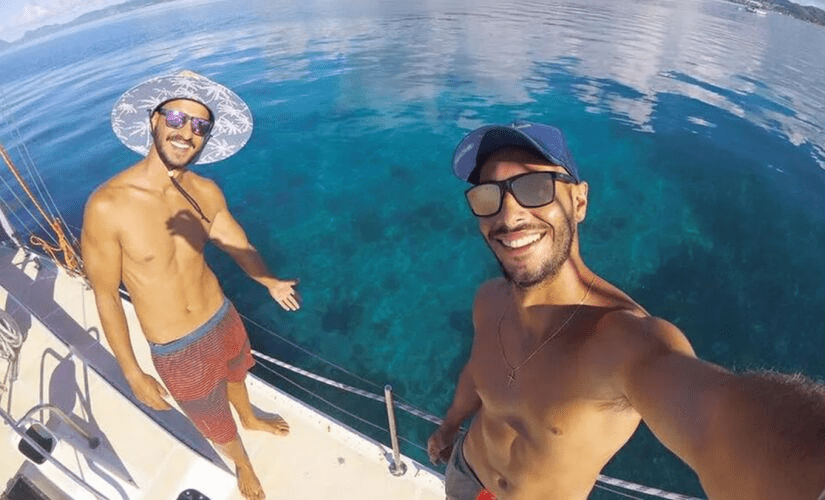 Após sete anos velejando pelo mundo, irmãos Lucas e Neto Faraco retornam a Ubatuba e emocionam com história de superação e amor ao mar.