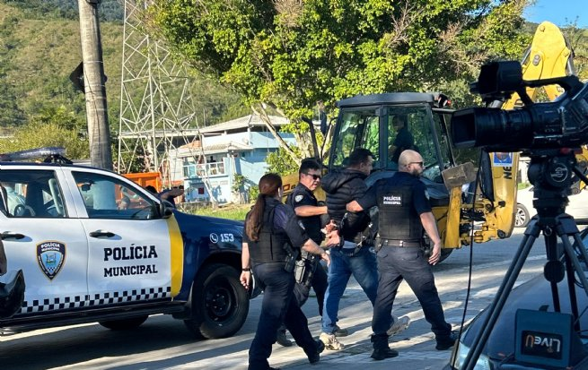 Pai é preso em São Sebastião após agressões contra filhas e acionamento do botão do pânico em escola da Costa Norte. Medidas protetivas foram aplicadas.