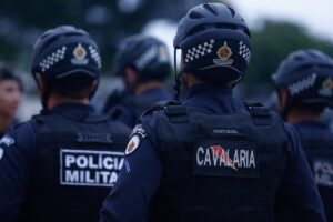 A Associação dos Oficiais da Polícia e Bombeiro Militar do Amazonas (AOPBMAM) saiu em defesa dos sete agentes da Polícia Militar do Distrito Federal (PMDF) pres