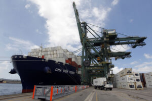 Em julho de 2025, o Brasil enfrentou um déficit nas contas externas de US$ 7,1 bilhões, um aumento em relação aos US$ 5,2 bilh&otild