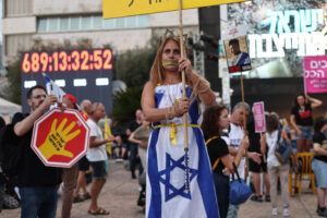 Milhares de manifestantes foram às ruas de Israel, nesta terça-feira (26), pedir o fim da guerra em Gaza e a libertação dos ref&eacu