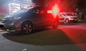A Polícia Militar prendeu, na madrugada de domingo (24/8), no bairro Jaraguá, na Costa Norte de São Sebastião, um homem que havia roubado um veículo no Jardim B
