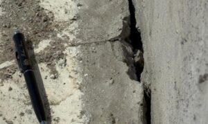 Prefeitura de Caraguatatuba interdita acesso ao Molhe do Rio Juqueriquerê por risco estrutural