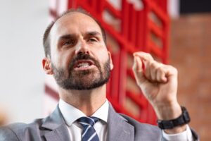 O deputado federal Eduardo Bolsonaro (PL) detalhou, nesta quinta-feira (14/8), que o seu papel nos Estados Unidos é denunciar as violações de direitos humanos q