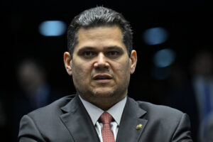 O presidente do Senado, Davi Alcolumbre (União Brasil-AP), disse nesta terça-feira (26) que as emendas parlamentares não devem ser “c