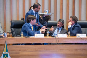 O deputado distrital Roosevelt apresentou, na Câmara Legislativa, o Projeto de Lei nº 1858/2025, que autoriza a criação de cemit&eacute