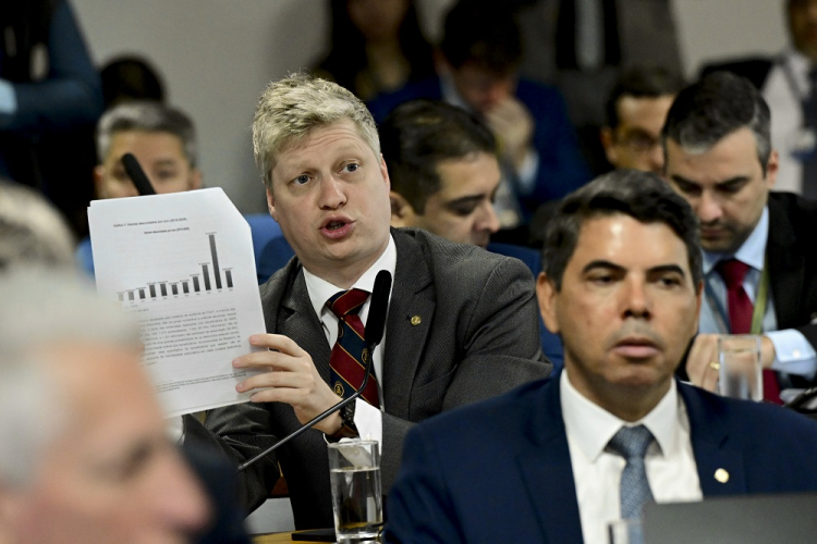 A Comissão Parlamentar Mista de Inquérito (CPMI) que apura fraudes no pagamento de aposentados e pensionistas aprovou, nesta terça-feira (2