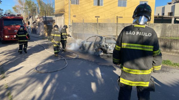 Incêndio destrói veículo no bairro Barranco Alto, em Caraguatatuba