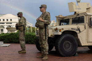 Cidade de Washington processa governo de Trump por tomar controle da polícia