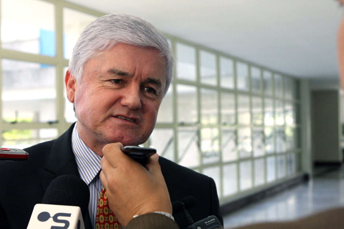 A Justiça condenou o ex-deputado da Assembleia Legislativa do Paraná (Alep) Valdir Rossoni e o ex-chefe de gabinete dele, Altair Carlos Daru, a ressarcir os cof