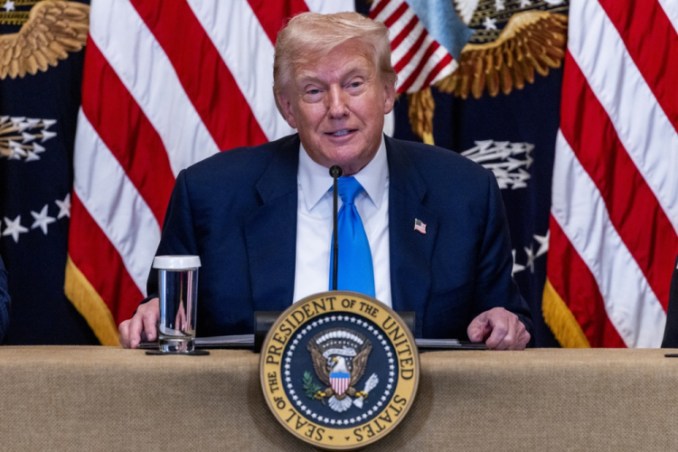 O presidente dos Estados Unidos, Donald Trump, afirmou nesta segunda-feira (25) que conversou com seu homólogo russo, Vladimir Putin, desde a reuni&atild