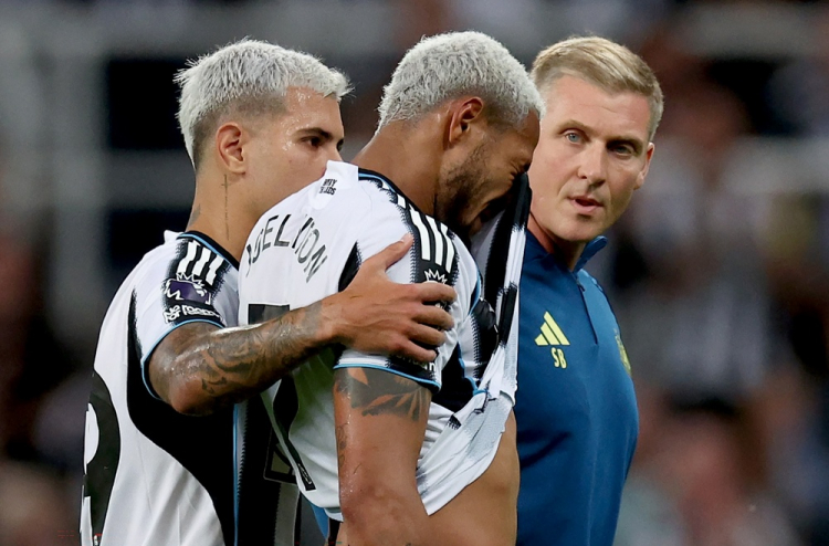 A segunda-feira (25) foi marcada por sentimentos opostos para o meio-campista Joelinton. Horas após ser chamado por Carlo Ancelotti para voltar à