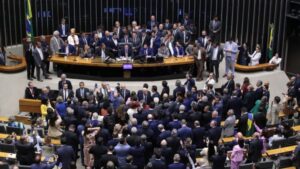 ​A política brasileira vive novo momento de tensão com a oposição, principalmente a ala bolsonarista. Desta vez, alinhados também com parte do centrão, está em