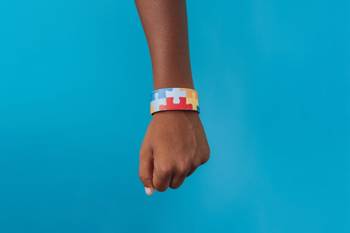 Um menino de 6 anos, diagnosticado com Transtorno do Espectro Autista (TEA), foi encontrado nu, machucado e abandonado em um terreno, na tarde dessa terça-feira