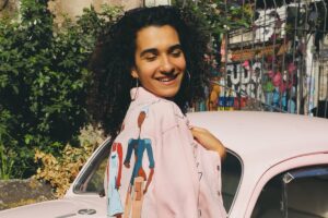 Quem é Beatriz Bueno, criadora que polemizou origens de Camila Pitanga