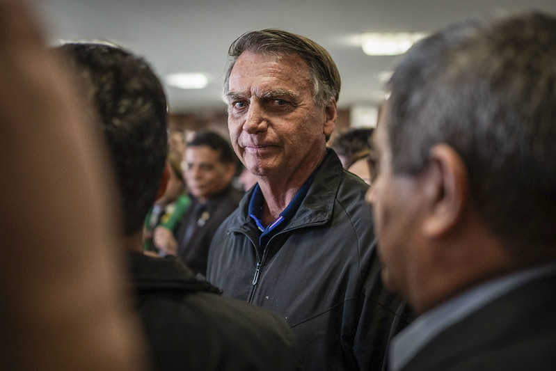 Bolsonaro passa por exames, e apoiadores se concentram em hospital