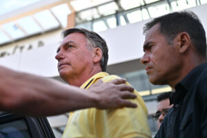 Após pedido de Bolsonaro, Moraes autoriza visita de oficial de cartório em prisão domiciliar