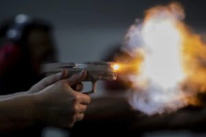 Um menino de 12 anos precisou ser hospitalizado, na madrugada dessa terça-feira (26/8), após ser atingido por um disparo de arma de fogo, em uma chácara na zona