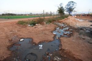Caesb é condenada ao abrir bueiro e esgoto entrar em casa de moradora
