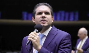 Política  
    Denúncia no TCU mira Hugo Motta por irregularidades em contratações
      Pedido do Ministério Público solicita investigação sobre possível racha