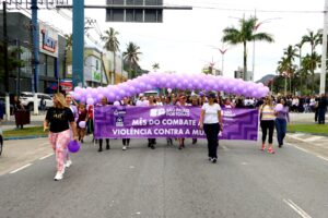 Um ato de conscientização para chamar a atenção sobre a violência contra a mulher reuniu centenas de mulheres e também homens na Praça da Cultura, no Centro, ne