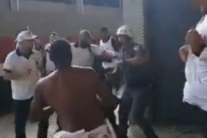Vídeo: torcedor do Vasco dá soco e derruba PM em confusão no Morumbis