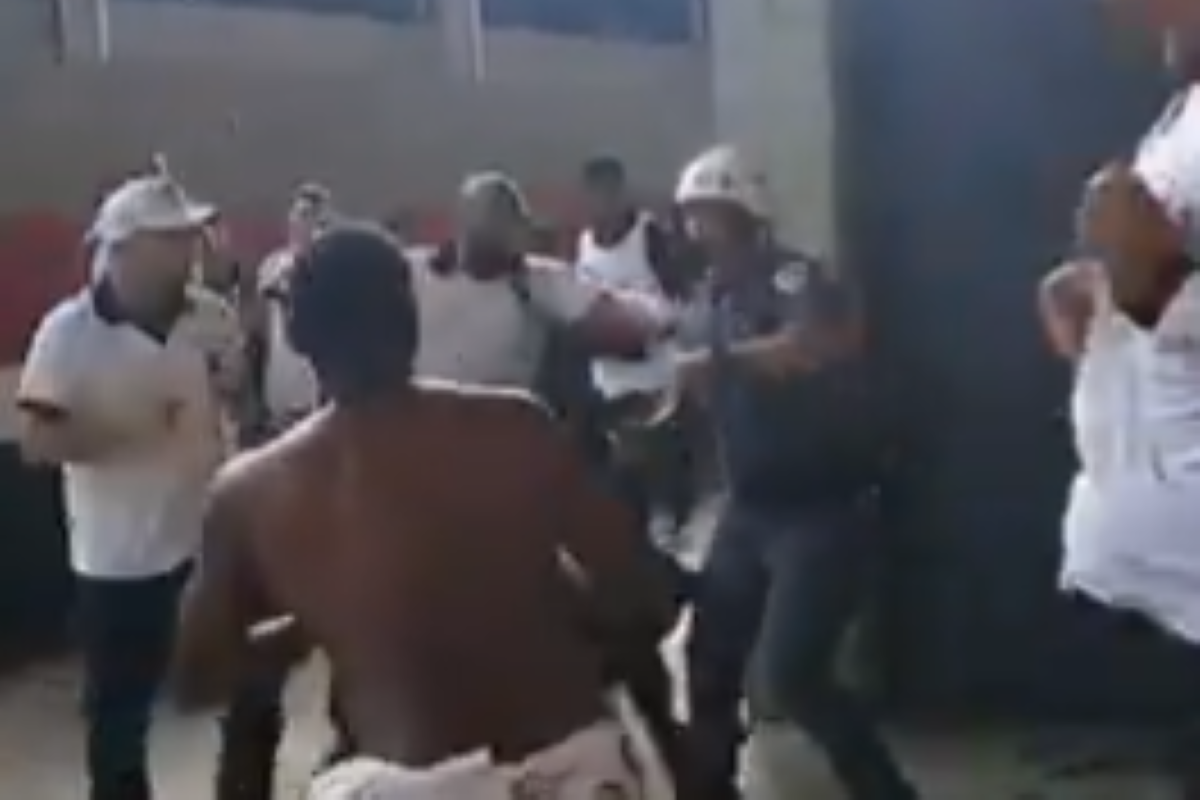 Vídeo: torcedor do Vasco dá soco e derruba PM em confusão no Morumbis