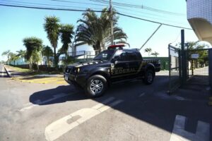 Viatura da Polícia Federal em frente ao condomínio onde mora o ex-presidente Jair Bolsonaro | Foto: Marcelo Camargo/Agência Brasil