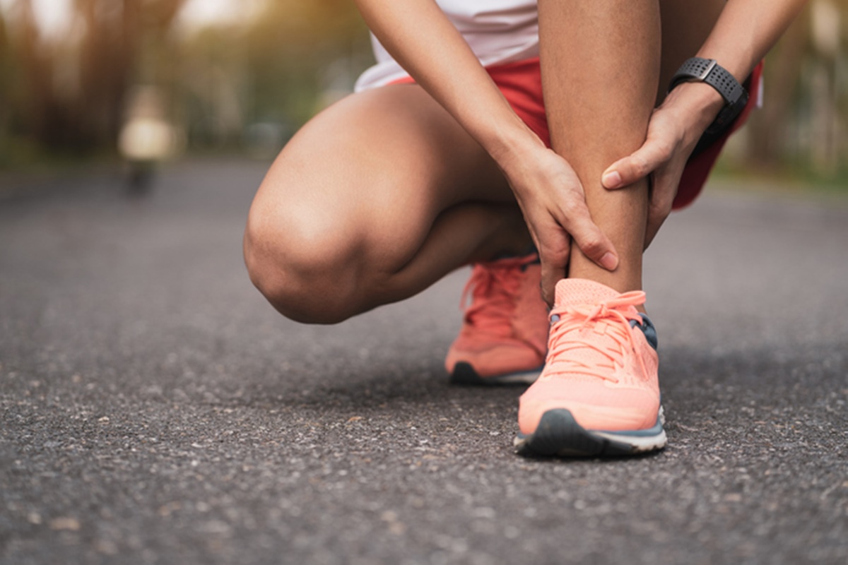 Sentir dores na canela ao correr é algo que acontece com a maioria das pessoas que praticam atividades físicas. Seja na esteira da academia, na rua, no parque o