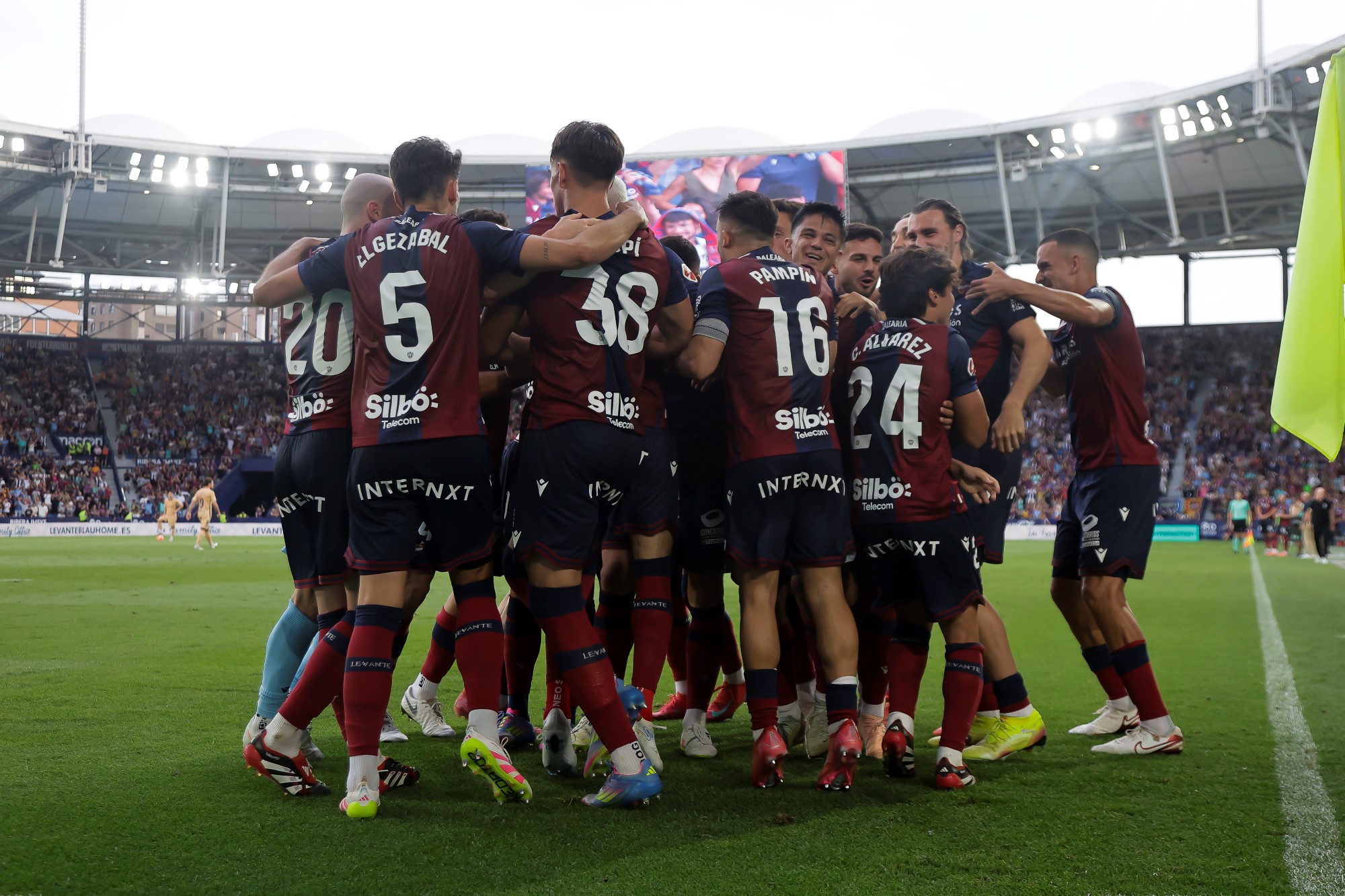 O Levante corre contra o tempo para novos atletas para a La Liga. A equipe, recém-promovida para a primeira divisão do Campeonato Espanhol, tem apenas seis joga