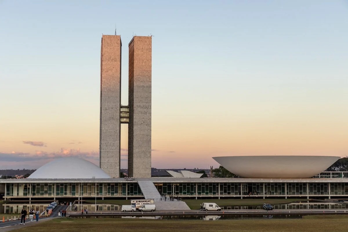 O Congresso está uma zorra. Tem CPI sendo inventada para servir de elemento de barganha na hora em que outra CPI comece a funcionar – ou até antes. A fúri