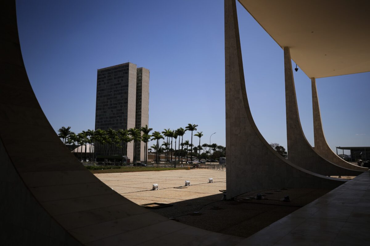 Há muitos anos nossos legislativos e outros poderes, nos vários níveis desta desequilibrada Federação, se desconectaram completamente da população, se é que alg