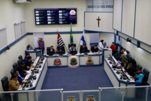 Na sessão, o vereador Marcelo Pereira assumiu como novo líder do prefeito na Câmara
A Câmara Municipal de Caraguatatuba aprovou nesta terça-feira (26/08), duran